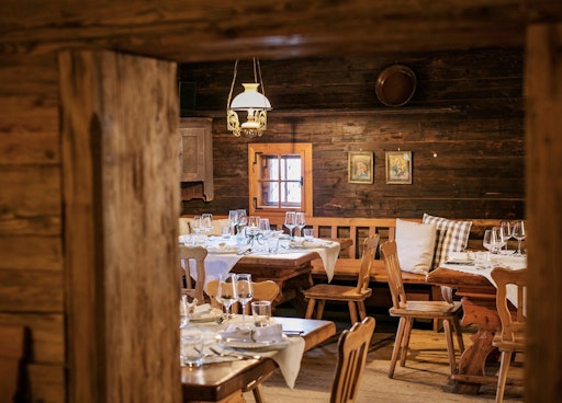 Eine Antwort auf Personalmangel und Wirtshaus-Sterben: Die
Location ist ein 300 Jahre altes Bauernhaus im steirischen Almenland
mit bis zu 40 Sitzplätzen und involviert sind an die 30 Lehrlinge.
Die „Huabn“ wird Österreichs erstes Restaurant, das ausschließlich
von Lehrlingen betrieben wird.