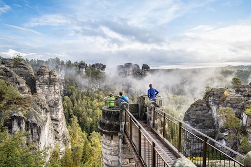 Familie steht auf Aussichtsplattform entlang des Malerwegs in der
Sächsischen Schweiz