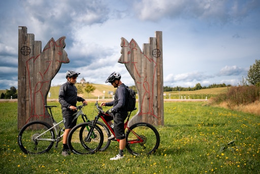Vorschau Bild von Zwei Radfahrer stehen mit ihren Fahrrädern entlang der
Mountainbikestrecke Blockline in Sachsen