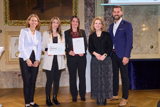 Vorschau Bild von MINT-Region Bludenz-Montafon-Brandnertal (Koordination:
Wirtschaft Montafon und Stadtmarketing Bludenz) mit BM Eva-Maria
Holzleitner (Bundesministerium für Frauen, Wissenschaft und
Forschung) und Gründerin und Vorständin Therese Niss (MINTality
Stiftung)