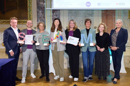Vorschau Bild von MINT-Region OÖ Zentral (Koordination: Magistrat der
Landeshauptstadt Linz) mit BM Eva-Maria Holzleitner
(Bundesministerium für Frauen, Wissenschaft und Forschung) und
Präsident Georg Knill (Industriellenvereinigung)