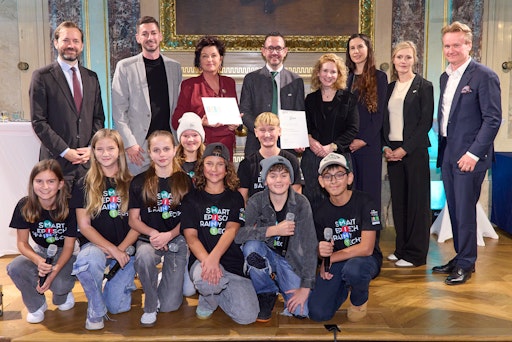 Vorschau Bild von MINT-Region Oststeiermark (Koordination: Regionalentwicklung
Oststeiermark GmbH) mit BM Eva-Maria Holzleitner (Bundesministerium
für Frauen, Wissenschaft und Forschung), Präsident Georg Knill
(Industriellenvereinigung) und Geschäftsführer Jakob Calice
(Österreichs Bildungsagentur OeAD)