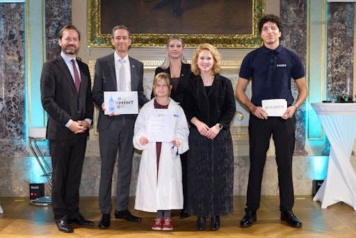 Vorschau Bild von MINT-Region Favoriten (Koordination: Pädagogische Hochschule
Wien) mit BM Eva-Maria Holzleitner (Bundesministerium für Frauen,
Wissenschaft und Forschung) und Geschäftsführer Jakob Calice
(Österreichs Bildungsagentur OeAD)