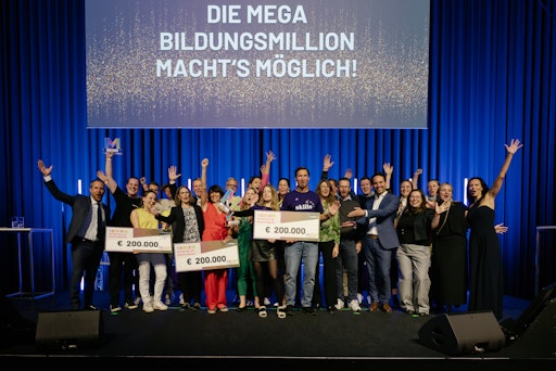Die Top-Projekte der Bildungsmillion 2025 - moderiert wurde der
Abend von Matthias Strolz und Amira Awad, die Schecks übergaben
Bildungsminister Christoph Wiederkehr, MEGA-Vorstand Dietmar Müller
und MEGA-Gründungsvertreterin Mag.a Sonja Zimmermann (Berndorf
Privatstiftung).