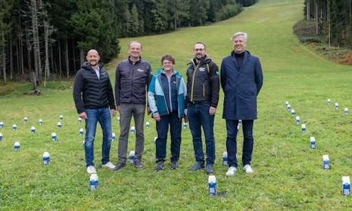 100 Milchpackungen stehen für den Ertrag jener Weideflächen, die
im Winter als Skipisten genutzt werden. 1,8 m2 Wiese braucht es für
einen Liter Milch. Im Bild v.l.n.r. Hannes Royer (Gründer Land
schafft Leben), Dir. Georg Bliem (Geschäftsführer
Planai-Hochwurzen-Bahnen), Ilse Schwarzkogler (Wieslechalm), Mag.
Markus Zeiringer (Marketingleiter Planai-Hochwurzen-Bahnen), Harald
Steinlechner (Geschäftsführer Ennstal Milch) © Harald Steiner