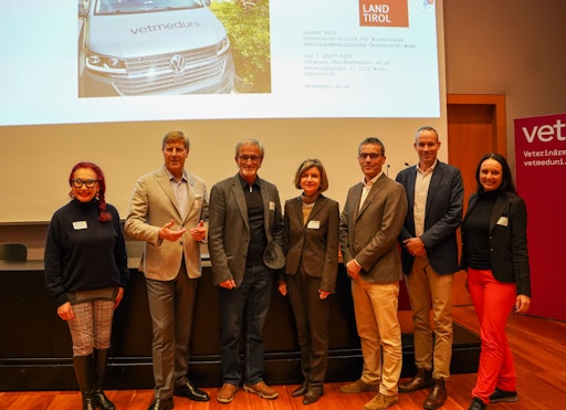 v.l.: Club Tirol-Vorstandsmitglied Charlotte Sengthaler (Spa
Ceylon Austria), Club Tirol Präsident Julian Hadschieff
(HumanoCare), Josef Ebenbichler, Vorstandsvorsitzender der Forster
Steinberg Stiftung, Club Tirol-Vizepräsidentin Renate Danler (Renate
Danler Consulting) Rektor der Vetmeduni Matthias Gauly, Johannes
Lorenz Khol, Leiter der Außenstelle Tirol und Club
Tirol-Vorstandsmitglied Martina Scheiber (HR-SCOPE).
