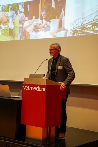 v.l.: Club Tirol-Vorstandsmitglied Charlotte Sengthaler (Spa
Ceylon Austria), Club Tirol Präsident Julian Hadschieff
(HumanoCare), Josef Ebenbichler, Vorstandsvorsitzender der Forster
Steinberg Stiftung, Club Tirol-Vizepräsidentin Renate Danler (Renate
Danler Consulting) Rektor der Vetmeduni Matthias Gauly, Johannes
Lorenz Khol, Leiter der Außenstelle Tirol und Club
Tirol-Vorstandsmitglied Martina Scheiber (HR-SCOPE).