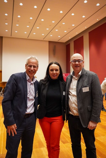 v.l.: Club Tirol-Vorstandsmitglied Charlotte Sengthaler (Spa
Ceylon Austria), Club Tirol Präsident Julian Hadschieff
(HumanoCare), Josef Ebenbichler, Vorstandsvorsitzender der Forster
Steinberg Stiftung, Club Tirol-Vizepräsidentin Renate Danler (Renate
Danler Consulting) Rektor der Vetmeduni Matthias Gauly, Johannes
Lorenz Khol, Leiter der Außenstelle Tirol und Club
Tirol-Vorstandsmitglied Martina Scheiber (HR-SCOPE).