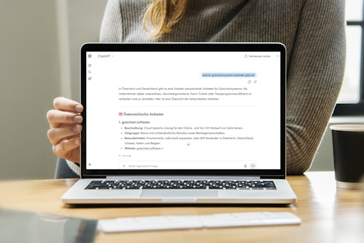 Die Art, wie Menschen im Internet suchen, verändert sich
grundlegend. Immer häufiger liefern KI-Systeme wie ChatGPT,
Microsoft Copilot oder Google Gemini direkte Antworten – und
ersetzen damit klassische Suchmaschinen.