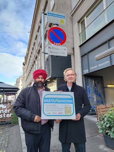 Gurdial Singh Bajwa, Obmann der Kleintransporteure in der
Wirtschaftskammer Wien, und Martin Fabisch, Bezirksvorsteher der
Josefstadt bei der neuen Grätzl-Ladezone in der Alser Straße 21