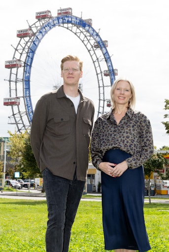 Bild 01: Sonja Schörgenhofer (Marketing und Kommunikation
VOLKSBANK WIEN AG) und Fedja Burmeister (The Odd) vor dem
gebrandeten Riesenrad in Wien © Anna Rauchenberger