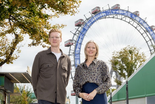 Vorschau Bild von Bild 02: Sonja Schörgenhofer (Marketing und Kommunikation
VOLKSBANK WIEN AG) und Fedja Burmeister (The Odd) vor dem
gebrandeten Riesenrad in Wien © Anna Rauchenberger
