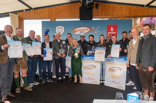 Eine Gruppe glücklicher Gewinner steht mit ihren Preisen zum
Gruppenfoto