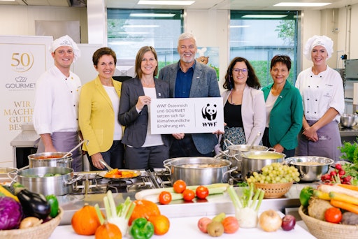 WWF-Österreich-Geschäftsführerin Andrea Johanides mit GOURMET
Geschäftsführer Herbert Fuchs und den engagierten Kooperationsteams
in der Entwicklungsküche von GOURMET.