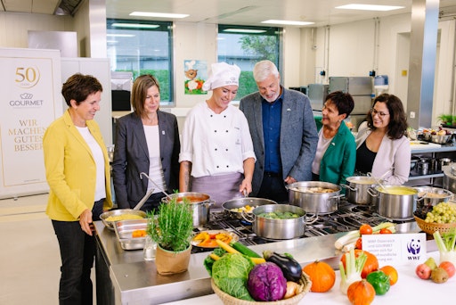 Vorschau Bild von In der GOURMET Entwicklungsküche werden beim Besuch des WWF
Österreich gesunde klimafreundliche Speisen gekocht.