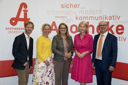im Bild v.l.n.r.: Univ.-Prof. Dr. Helmut J.F. Salzer, MPH, FECMM;
Vizepräsidentin Mag. pharm. Monika Aichberger; Staatssekretärin für
Gesundheit Ulrike Königsberger-Ludwig;
Landeshauptmann-Stellvertreterin Mag. Christine Haberlander;
Präsident Mag. pharm. Thomas W. Veitschegger