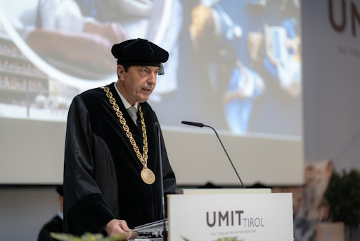 interim. Rektor der Privatuniversität UMIT TIROL, Univ.-Prof.
i.R. Dr. Rudolf Steckel, bei seinen Grußworten bei der akademischen
Feier im Oktober.