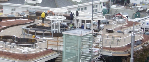 Arbeiten auf dem Dach der neuen Markthalle am Wiener Naschmarkt.
Deutlich sichtbar sind mehrere pilzförmige Aufbauten, die laut
Projektteam der technischen Entlüftung dienen sollen.