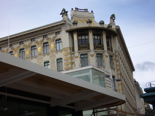 Vorschau Bild von Blick auf das Otto-Wagner-Haus an der Linken Wienzeile. Teile der
Fassade erscheinen durch den Neubau der Markthalle teilweise
verdeckt.