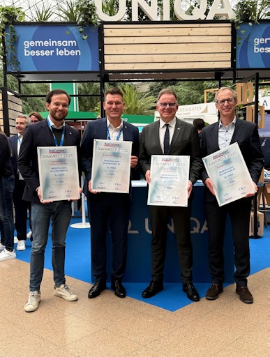 Guido Friesacher (Leiter Lebensversicherung), Christian Voith
(Leiter Maklervertrieb), Peter Humer (Vorstand Kunde & Markt) und
Jörg Brickwedel (Leiter Produktmanagement Retail) freuen sich über
die zahlreichen Auszeichnungen.