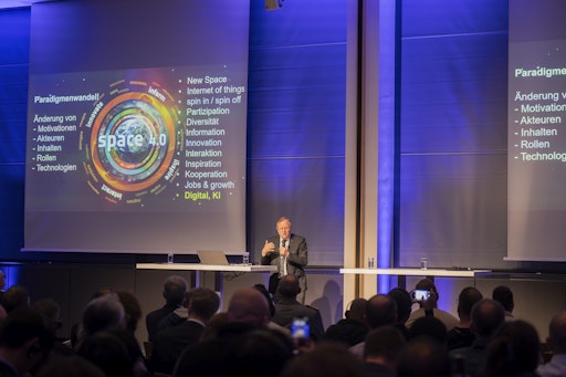 Johann-Dietrich Wörner, Raumfahrtkoordinator des Landes Hessen,
beleuchtete in seiner Keynote auf der INTERGEO Conference 2025 die
Bedeutung von Erdbeobachtung und Künstlicher Intelligenz für die
Gestaltung einer nachhaltigen Zukunft. // Weiterer Text über ots und
www.presseportal.de/nr/134787 / Die Verwendung dieses Bildes für
redaktionelle Zwecke ist unter Beachtung aller mitgeteilten
Nutzungsbedingungen zulässig und dann auch honorarfrei.
Veröffentlichung ausschließlich mit Bildrechte-Hinweis.