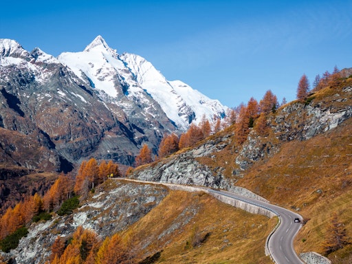 Auffahrt Gletscherstraße im goldenen Herbst mit Blick auf den
Großglockner