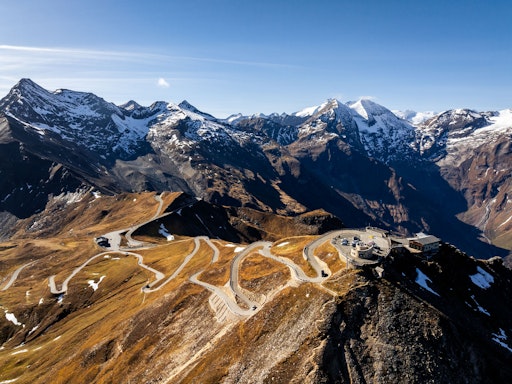 Vorschau Bild von Auffahrt Edelweiß-Spitze im goldenen Herbst mit Blick auf die
umliegenden Dreitausender