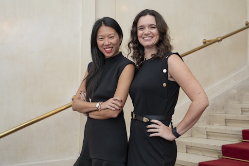 Große Freude bei den beiden Veranstalterinnen Sindy Amadei (links
im Bild) und Victoria Schmied (rechts im Bild) über die gut besuchte
Konferenz.