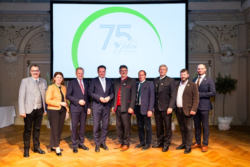 Bundesminister Mag. Norbert Totschnig, Landeshauptmann Mag.
Thomas Stelzer und Frau Landesrätin Michaela Langer-Weninger
gratulieren dem Präsidium der Österreichischen Landarbeiterkammer