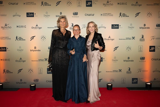 Vorschau Bild von V.l.n.r: Desirée Treichl-Stürgkh, Patin der St. Anna
Kinderkrebsforschung / Univ.-Prof.in DDr. Caroline Hutter, Ärztliche
Leistung der St. Anna Kinderkrebsforschung / Lisa Huto, Leitung
Fundraising der St. Anna Kinderkrebsforschung