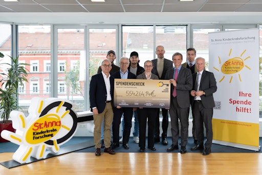 Vorschau Bild von v.l.n.r.: Eric Demuth, Daniel Jelitzka, Michael Höllerer, Dominic
Thiem, Institutsleiterin Univ.-Prof. Dr. Caroline Hutter,
Kaufmaennischer Direktor Mag. Jörg Bürger, MBA, Dipl Ing Michael
Wolfram, Dr. Clemens Trauttenbeg, Dr. Erwin Senoner