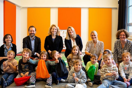 v.l.n.r.: Birgit Reithofer (Kiga in der Oberen Augartenstraße
Wien), Jakob Calice (OeAD-Geschäftsführer), Eva-Maria Holzleitner
(Wissenschafts- und Forschungsministerin), Bettina Emmerling
(Vizebürgermeisterin Wien), Wissenschaftsbotschafterin Juliane Stark
(Universität für Bodenkultur Wien, BOKU), Isabella Schubert
(Kindergartenleiterin) sowie Kindergartenkinder.