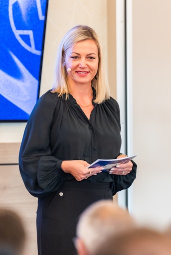 Dr. Monika Racek