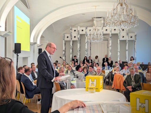 Vorschau Bild von Generalversammlung des Hilfswerk Österreich, 10. Oktober 2025,
Schloss Schönbrunn. Am Rednerpult Othmar Karas, Präsident des
Hilfswerk Österreich.