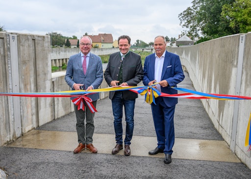 Eröffnung Hochwasserschutz Zwölfaxing, 26. September 2025. Am
Foto vlnr LH-Stv. Pernkopf, Umweltminister Totschnig, Walter
Buxkandl, Bürgermeister von Zwölfaxing