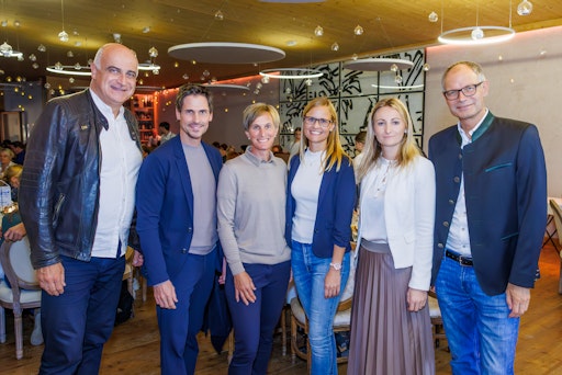 Vorschau Bild von "Auszeit auf Kärntnerisch" B2B-Kick off: Georg Overs,
Regionsgeschäftsführer Villach – Faaker See – Ossiacher See, Barbara
Wiegele, Waldtherapieführerin und Naturcoach, Ex-Sportprofi Felix
Gottwald, Michaela Reisner, Projektleiterin „Auszeit auf
Kärntnerisch“, Sandra Fleißner, Teamleiterin Wissens- und
Innovationsmanagement, Kärnten Werbung und Klaus Ehrenbrandtner,
Geschäftsführer der Kärnten Werbung.