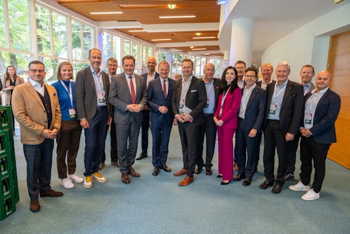 Vorschau Bild von Landwirtschaftsminister Norbert Totschnig, OÖ-Landeshauptmann
Thomas Stelzer und Handelsverband-Geschäftsführer Rainer Will mit
den CEOs des österreichischen Handels