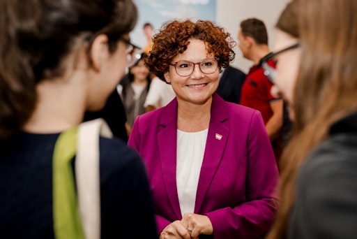 Vorschau Bild von Staatssekretärin Elisabeth Zehetner im Gespräch mit Schülerinnen
bei Girls! TECH UP in Wien