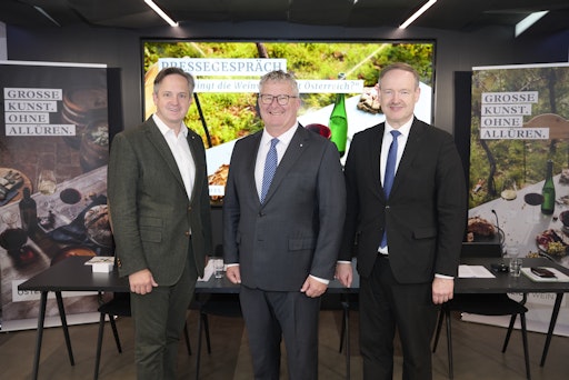 Vorschau Bild von Pressekonferenz zur Wertschöpfungsstudie, Podium v.l.n.r.:
Johannes Schmuckenschlager (Präsident Österreichischer
Weinbauverband), Chris Yorke (Geschäftsführer ÖWM), Univ.-Prof. Dr.
Christian Helmenstein (Leiter Economica GmbH)