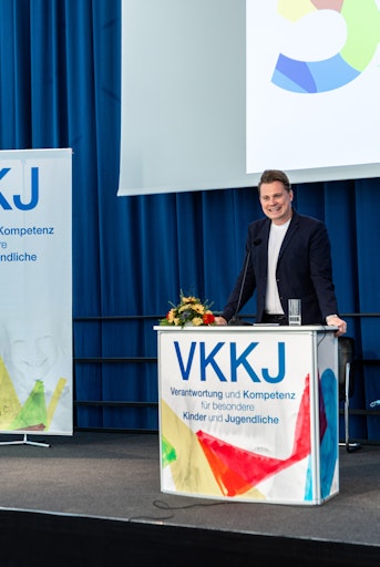 Vorschau Bild von NÖ LAbg. Florian Krumböck gratulierte in Vertretung von
Landeshauptfrau Johanna Mikl-Leitner.