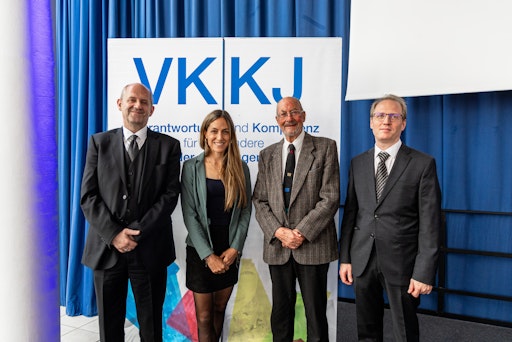 50 Jahre VKKJ: v.l. VKKJ-Geschäftsführer Mag. Andreas Steuer,
Keynote-Speakerin Gela Allmann, Doz. Dr. Christoph Lesigang und
VKKJ-Obmann Stefan Stadler