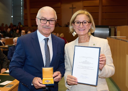 Von rechts: Landeshauptfrau Mag.a Johanna Mikl-Leitner
überreichte Bergrat h.c. DI Manfred Tisch, technischer
Geschäftsführer der Baumit GmbH, das Goldene Ehrenzeichen des Landes
Niederösterreich.