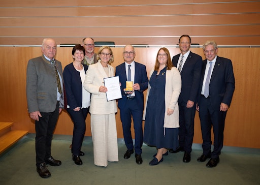 Vorschau Bild von Von links: Michael Zehetner sen. (Geschäftsführender Gemeinderat
Waldegg), Michaela Postl (Assistentin der Geschäftsleitung Baumit
GmbH), Johann Woltron (Vizebürgermeister Würflach), Mag.a Johanna
Mikl-Leitner (Landeshauptfrau Niederösterreich) Bergrat h.c. DI
Manfred Tisch (technische Geschäftsleitung Baumit GmbH), Katharina
Tettler-Schiefer (Bürgermeisterin Gemeinde Waldegg), Mag. Markus
Sauer (Bezirkshauptmann BH Wiener Neustadt) und Hermann Hauer
(Abgeordneter zum NÖ Landtag).