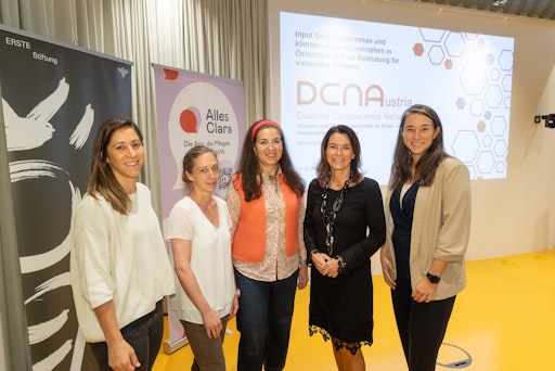 https://www.apa-fotoservice.at/galerie/39550 v.l.n.r.: Susanna
Wernhart (DCNA), Michaela Greifeneder (Alles Clara), Irene Promussas
(Lobby4Kids), Gudrun Egger (ERSTE Stiftung) und Nicole Traxler
(Alles Clara) bei der Präsentation des Leitfadens