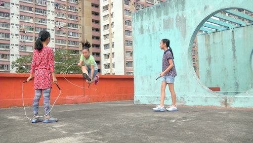 Vorschau Bild von Francis Alÿs, Kurzfilmreihe Children’s Games Jump Rope, Hong
Kong, 2019 (Filmstill) © Francis Alÿs