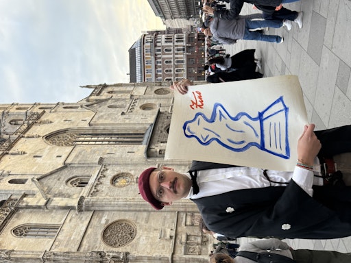 Zino Weinstein bei der Unterschriftenaktion am Stephansplatz mit
gemaltem Entwurf der Corona-Säule