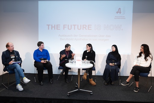 Podiumsgäste diskutieren bei der Disskussion von "Apo + Theke"