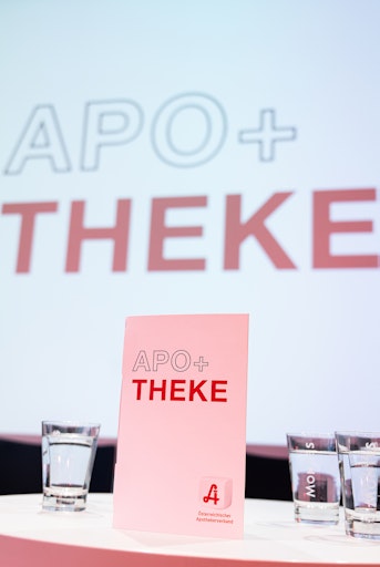 Vorschau Bild von "Apo + Theke" Aufsteller vor der Bühne