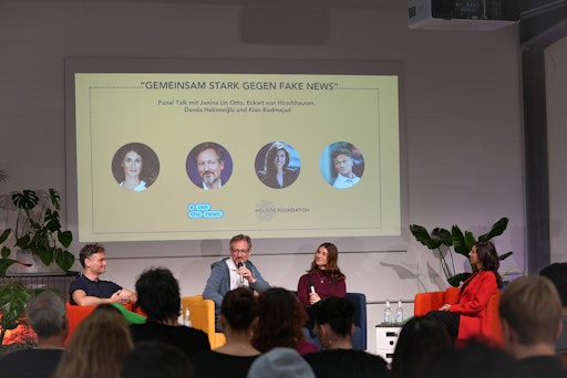Stark gegen Fake News: Holistic Foundation und #UseTheNews
starten Projekt gegen Desinformation. (Panel-Talk bei der
Auftaktveranstaltung mit Kian Badrnejad (dpa-Faktencheck), Eckart
von Hirschhausen, Janina Lin Otto (Holistic Foundation) und Damla
Hekimoglu (tagesschau/tagesschau24), v.li.). // Weiterer Text über
ots und www.presseportal.de/nr/168022 / Die Verwendung dieses Bildes
für redaktionelle Zwecke ist unter Beachtung aller mitgeteilten
Nutzungsbedingungen zulässig und dann auch honorarfrei.
Veröffentlichung ausschließlich mit Bildrechte-Hinweis.