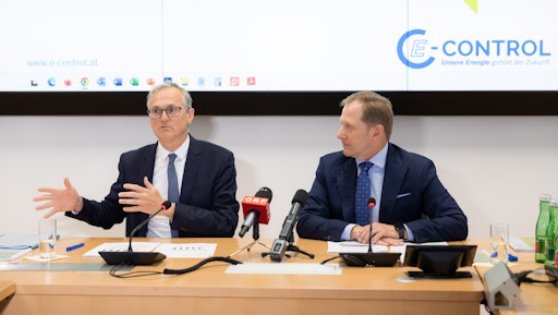 Dr. Wolfgang Urbantschitsch, LL.M., Vorstand E-Control, und Prof.
DI Dr. Alfons Haber, MBA, Vorstand E-Control, beim Pressegespräch
"Präsentation EAG-Monitoringbericht" (v.l.)